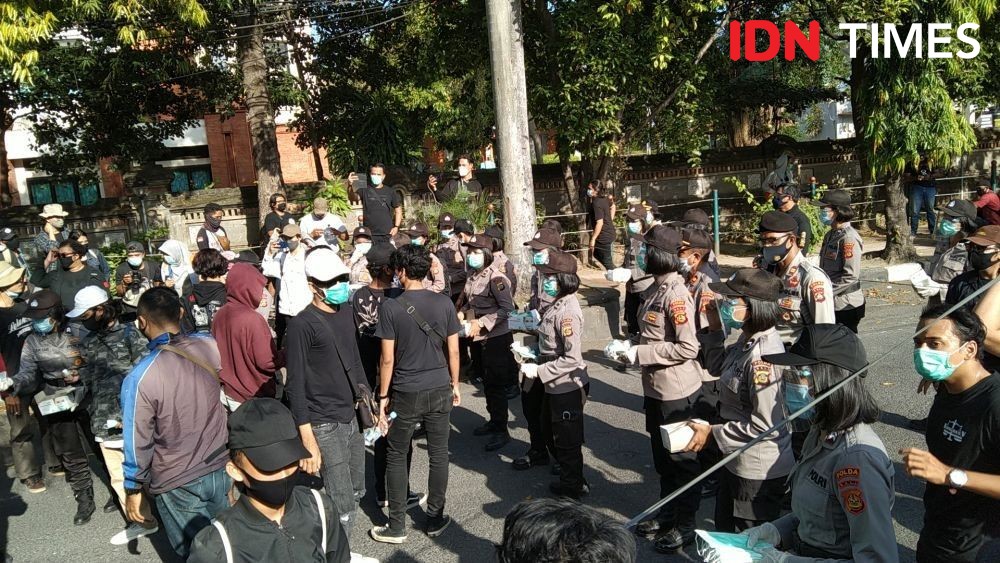 Hindari Kekerasan, Polda Bali Pasang Polwan Hadapi Para Demonstran