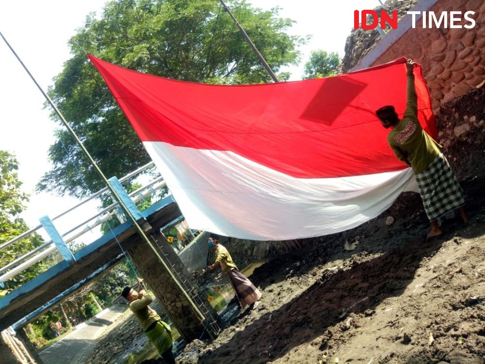 Hari Santri di Jombang Diperingati Upacara Merah Putih dalam Sungai
