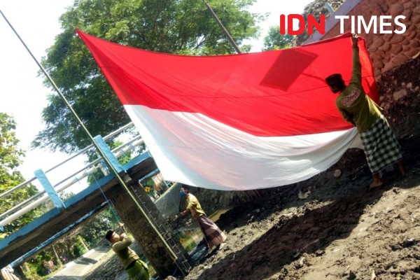 Peringati Hari Santri, Komunitas di Jombang Upacara di Sungai Kering