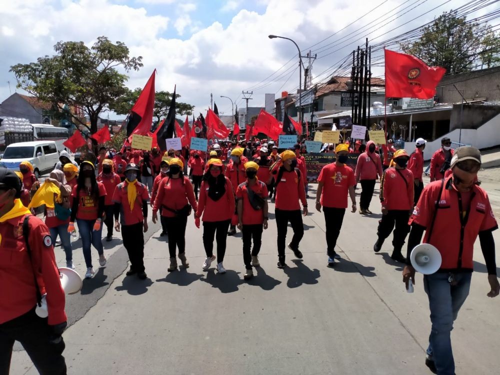 Bawa Dua Tuntutan, 500 Buruh Geruduk DPRD Jatim Siang Ini