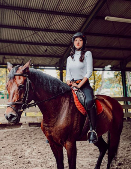 10 Gaya Hits Anya Geraldine Latihan Menunggang Kuda, Tetap Modis!
