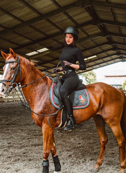 10 Gaya Hits Anya Geraldine Latihan Menunggang Kuda, Tetap Modis!