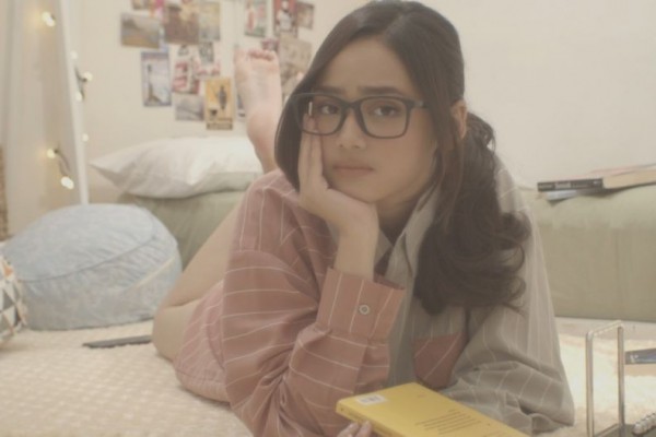 Bucin Banget! Cerita dan Lirik Lagu Syifa Hadju 'Setia Atau Bodoh'