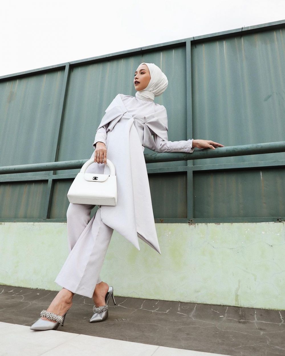 Ini 10 Ide Styling Gaya Hijab Berkelas ala Selebgram Vira Tandia