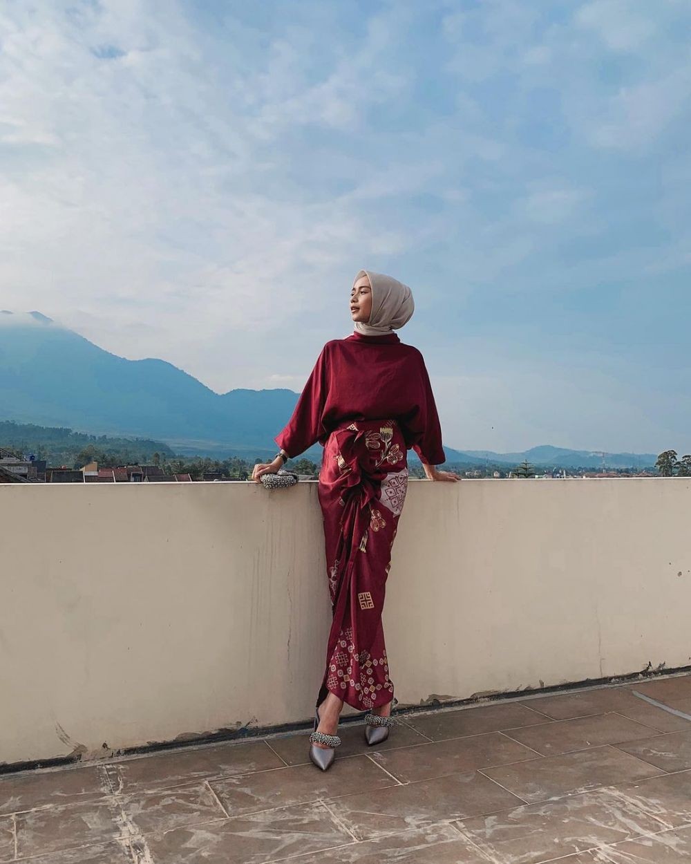 Ini 10 Ide Styling Gaya Hijab Berkelas ala Selebgram Vira Tandia