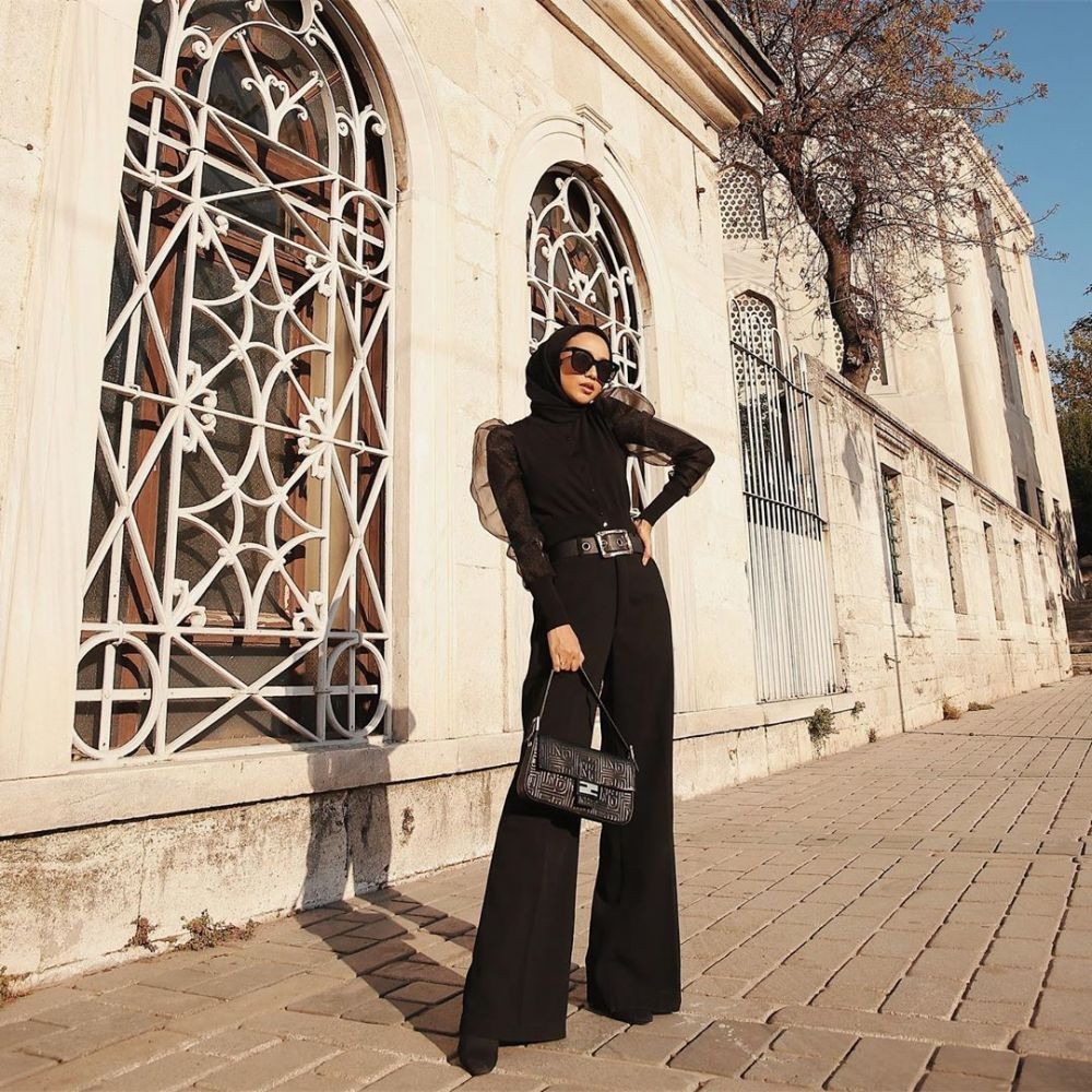 Ini 10 Ide Styling Gaya Hijab Berkelas ala Selebgram Vira Tandia