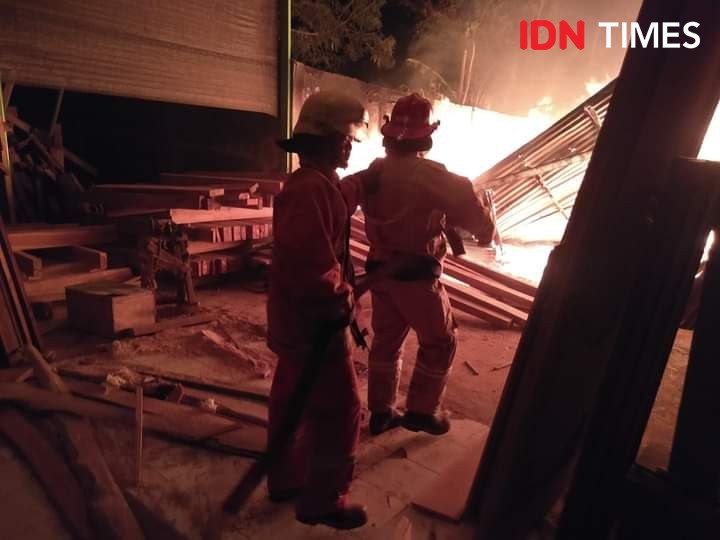 Pemilik Pergi ke Rumah Saudara, Gudang Kayu di Jombang Ludes Terbakar