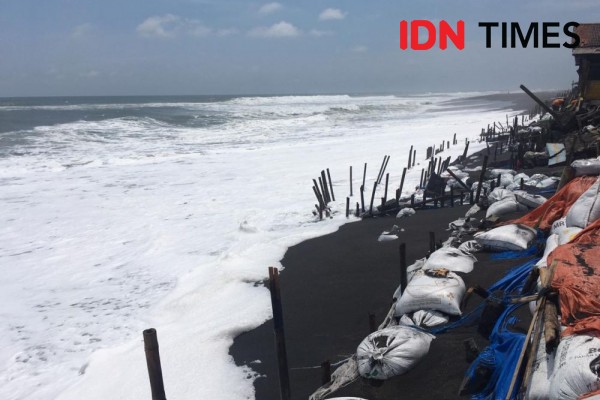 Gelombang Ekstrem Rusak Warung di Pantai Gunungkidul