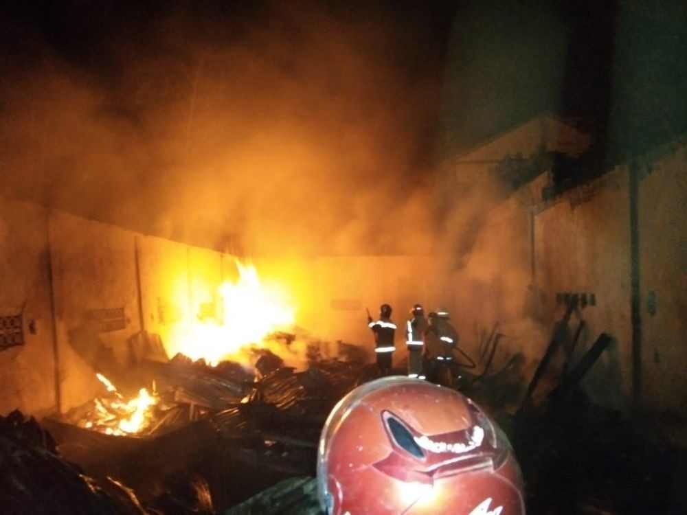 Pemilik Pergi ke Rumah Saudara, Gudang Kayu di Jombang Ludes Terbakar