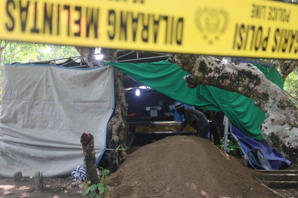 Diduga Korban Pembunuhan, Polisi Bongkar Makam Bocah SD di Jombang