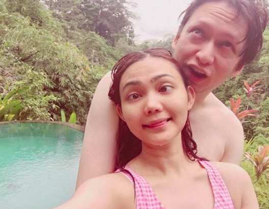10 Potret Intim Rina Nose dan Suami Bulenya Rayakan Setahun Pernikahan