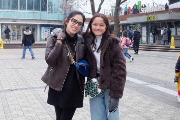 10 Potret Manis Ussy Sulistiawaty dan Ara, Bak Pinang Dibelah Dua