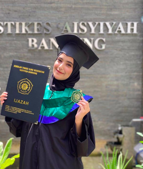 Pilu, 10 Potret Nadya Mustika Wisuda Tak Didampingi Rizki D'Academy