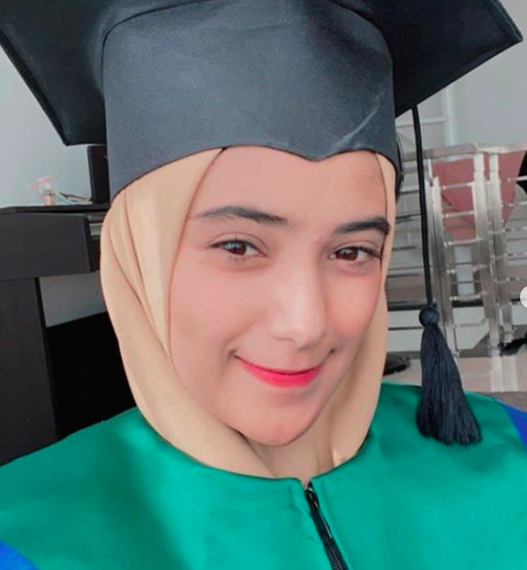 Pilu, 10 Potret Nadya Mustika Wisuda Tak Didampingi Rizki D'Academy