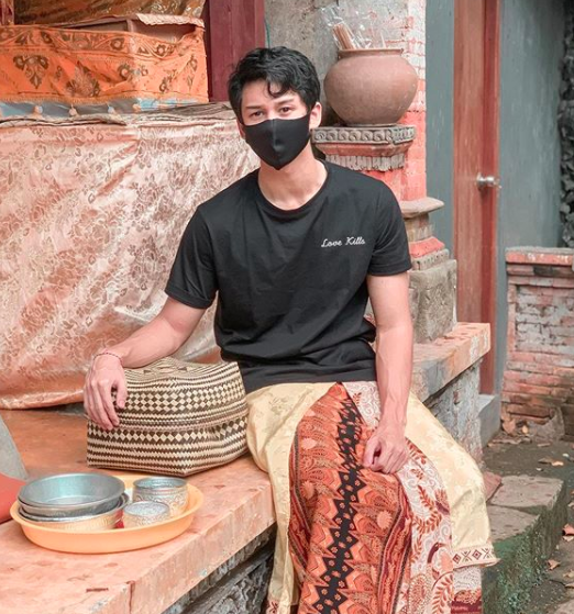 Getol Sembahyang ke Pura, 10 Pesona Antonio Blanco dengan Busana Bali