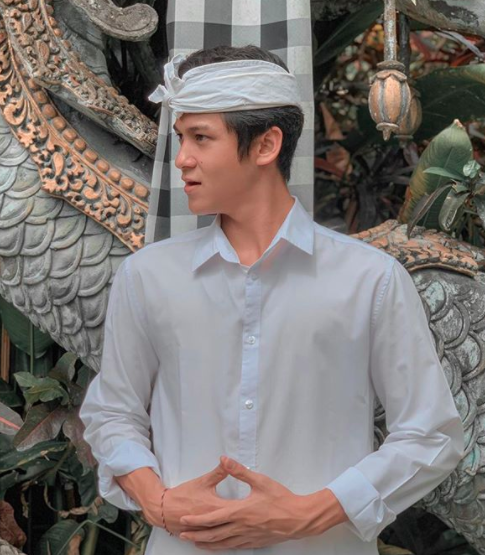 Getol Sembahyang ke Pura, 10 Pesona Antonio Blanco dengan Busana Bali