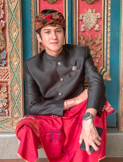 Getol Sembahyang ke Pura, 10 Pesona Antonio Blanco dengan Busana Bali