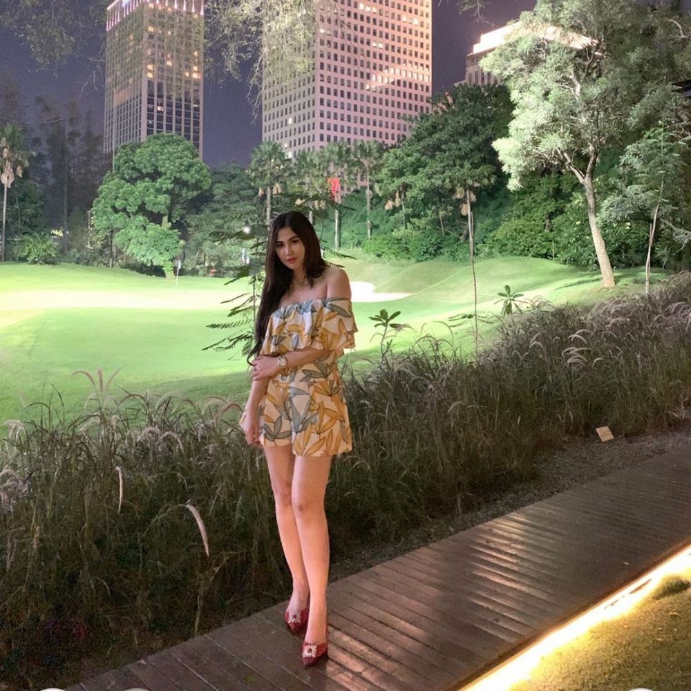 9 Gaya Viny Fitriyanti, Kakak Vicy Melanie yang Bikin Kepincut