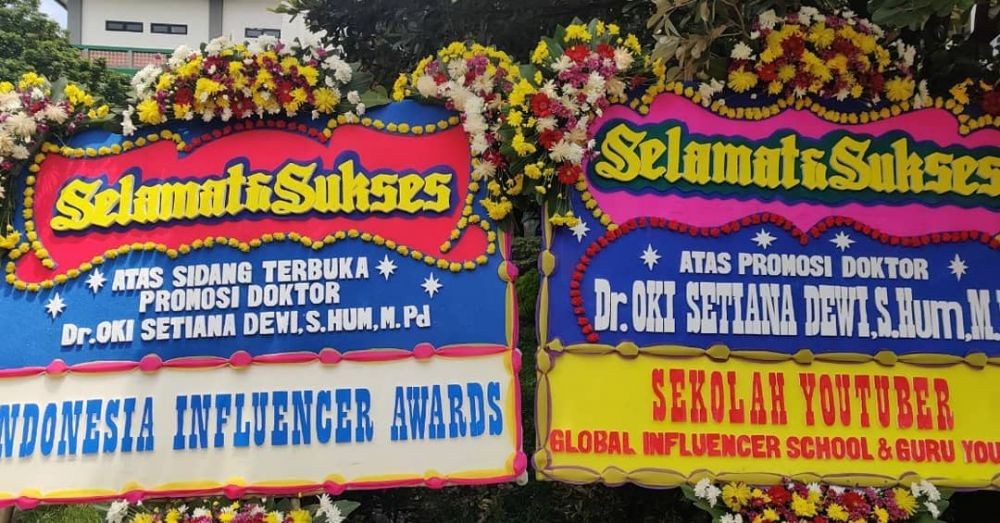 Salut! 10 Potret Oki Setiana Dewi Raih Gelar Doktor saat Hamil 9 Bulan