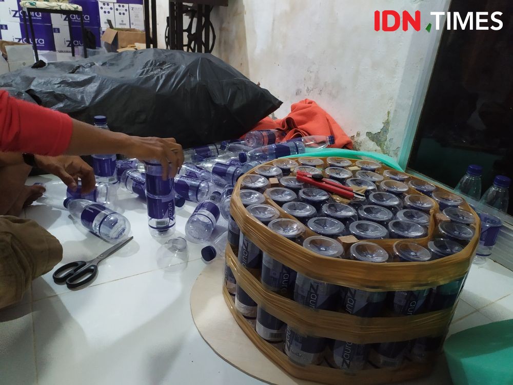 Pengrajin di Palembang Ini Manfaatkan Botol Mineral Jadi Sofa