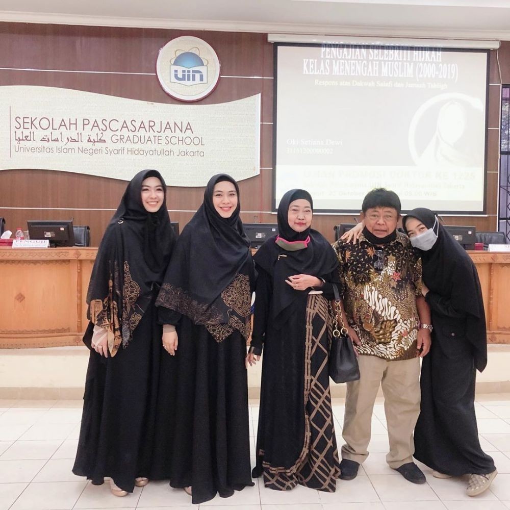 Salut! 10 Potret Oki Setiana Dewi Raih Gelar Doktor saat Hamil 9 Bulan