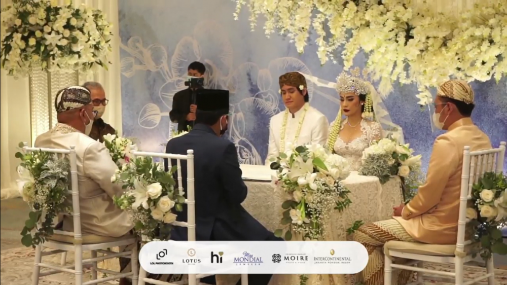 Bertabur Bunga  9 Dekorasi Akad Nikah Kevin Aprilio dan  