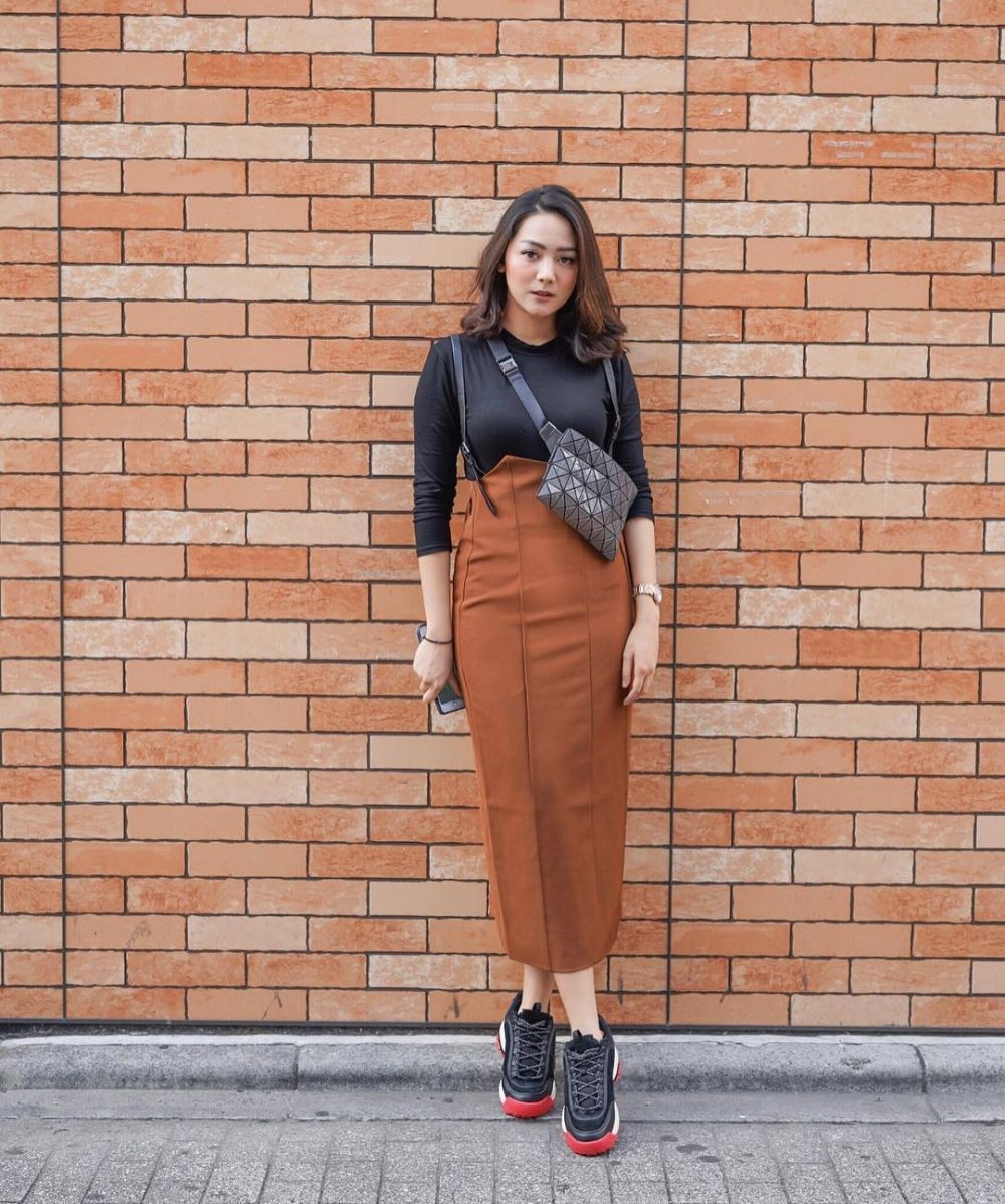 9 Ide Padu Padan Outfit dengan Rok dan Celana Warna Cokelat Caramel