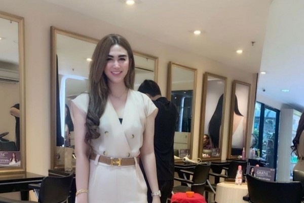 9 Gaya Viny Fitriyanti, Kakak Vicy Melanie yang Bikin Kepincut