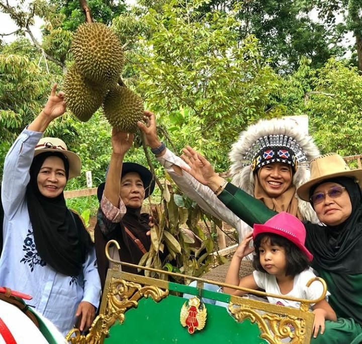Sensasi Seru Makan Durian dan Naik Kuda di Lembah Durian Farm & Stable
