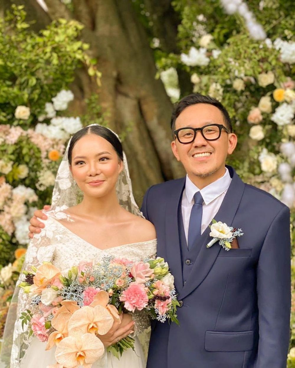 9 Potret Syahdu Momen Pernikahan Sim F, Sutradara Film Susi Susanti
