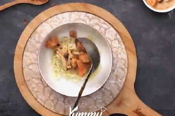 Kuahnya Segar Banget, Resep Mie Siram Tom Yum Instan ala Yummy App