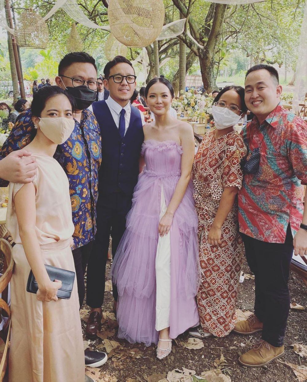 9 Potret Syahdu Momen Pernikahan Sim F, Sutradara Film Susi Susanti