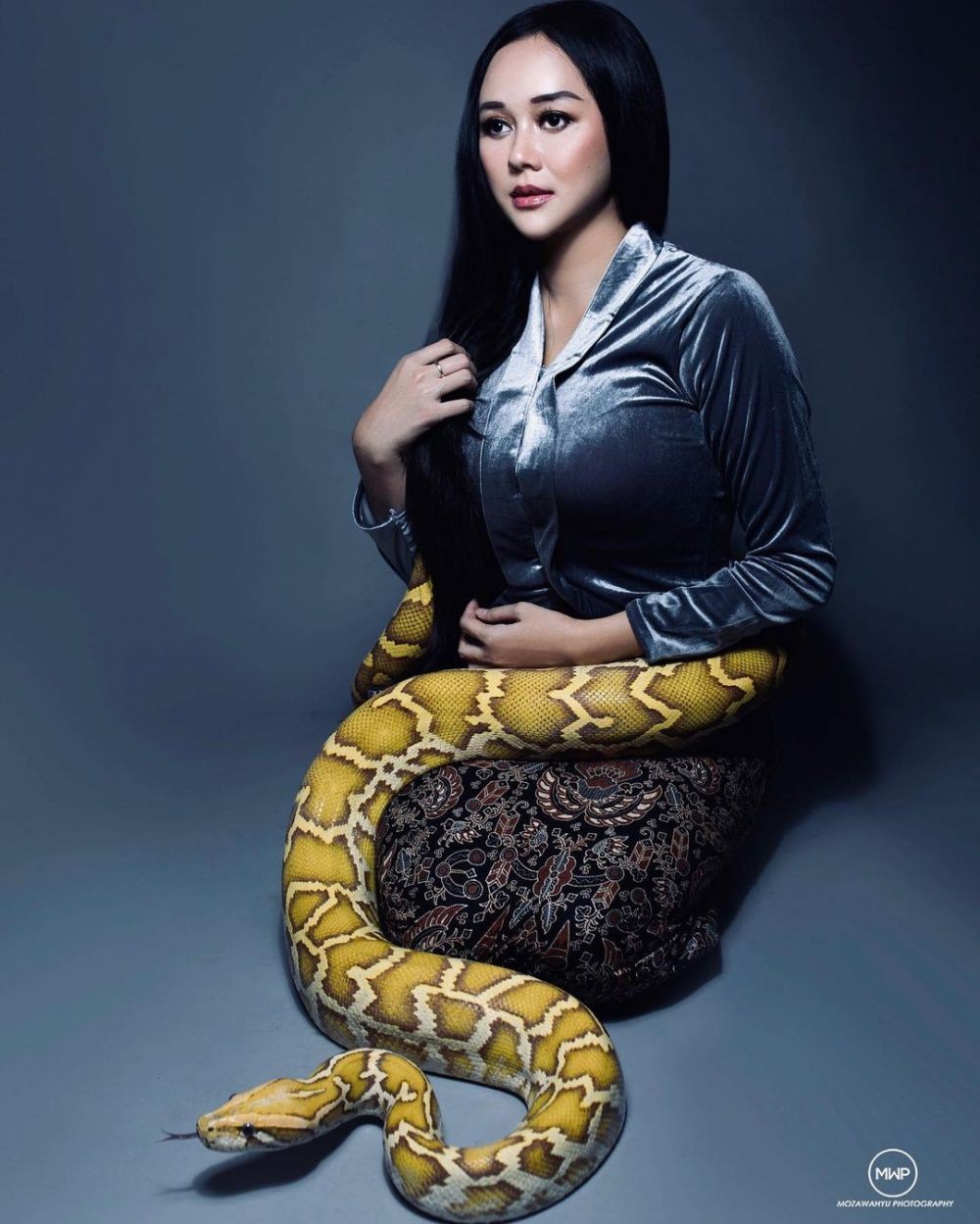 10 Seleb Ini Berani Foto Bareng Ular Hidup, Seram tapi Anggun