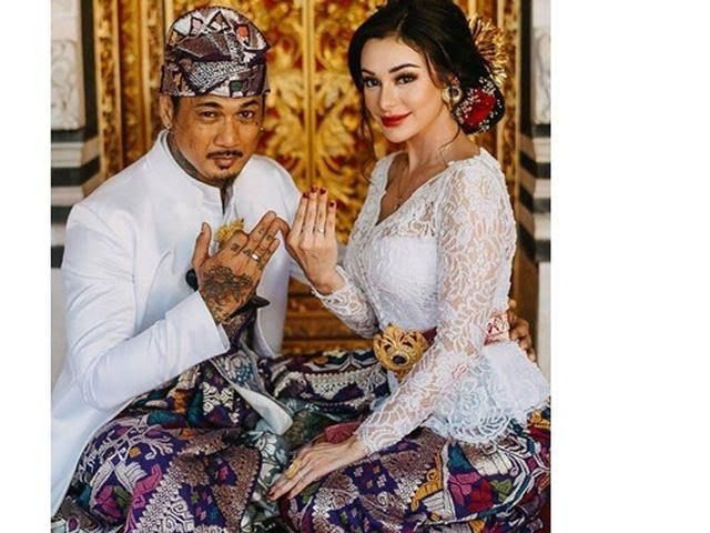 Viral di TikTok, 10 Artis Ini Bahagia dan Romantis Nikahi 'Om-om'