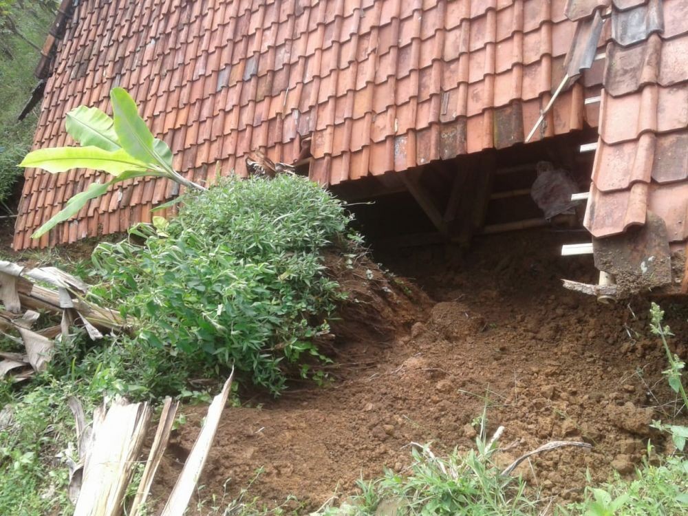 Hujan Deras, Longsor Timbun Rumah dan Putus Jalan di KBB