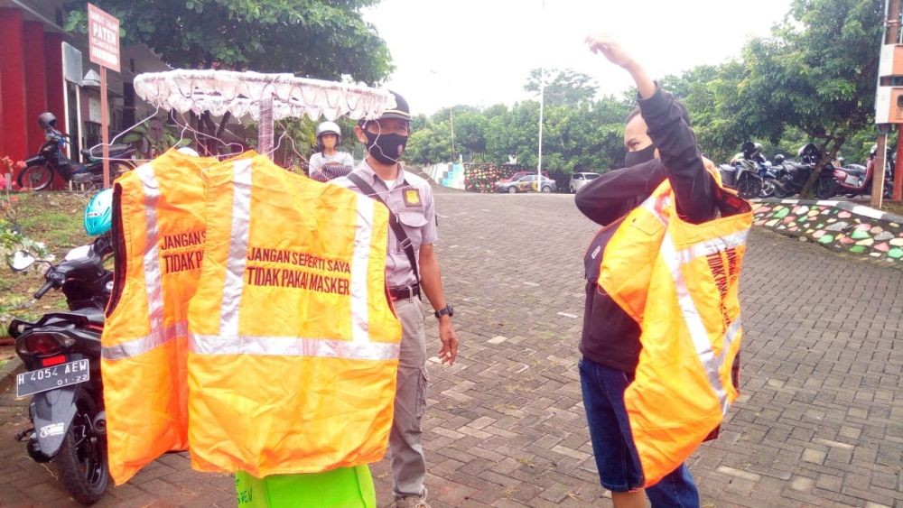 Tak Bermasker, Pelanggar Kena Sanksi Berdoa di Makam COVID-19 Semarang