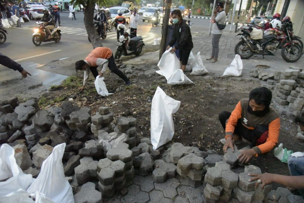 Hindari Kerusuhan saat Demo Buruh, Pemkot Surabaya Pungut Batu-batuan