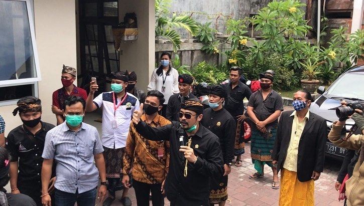AWK Dikeplak Warga Bali yang Demo, Turah: Hanya Ingin Raba Kepala Raja