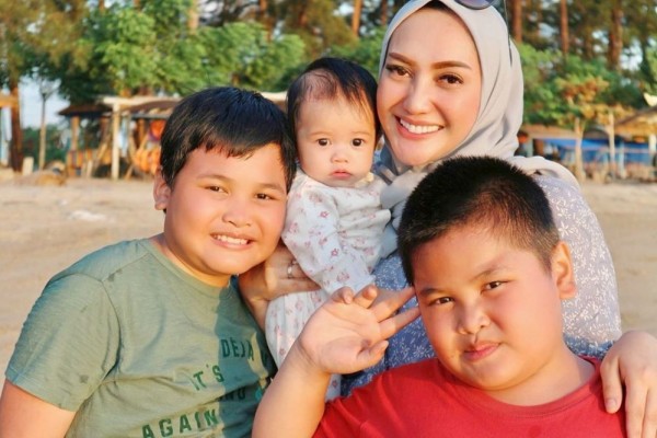 Lagi Berduka, 10 Potret Mama Lita Eks MasterChef Bersama Anak-anaknya