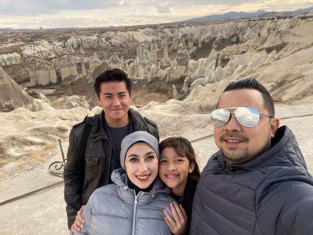 10 Potret Mesra Sultan Djorghi dan Annisa Trihapsari, Selalu Harmonis