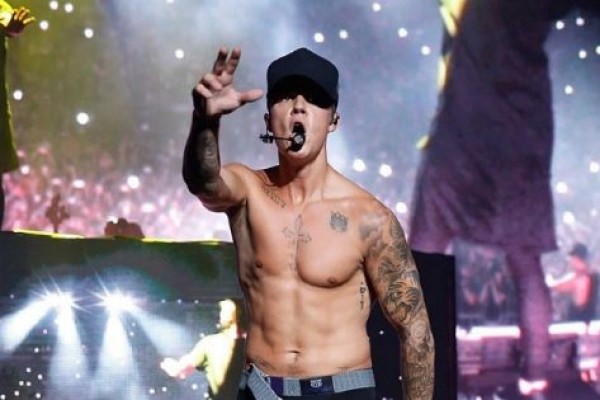 9 Potret Shirtless Justin Bieber Ketika di Atas Panggung, Seksi Parah!
