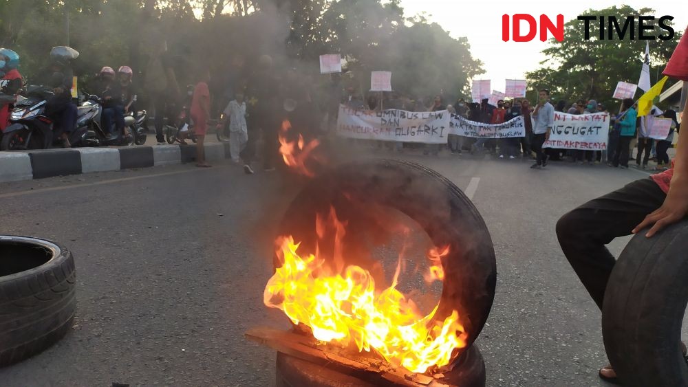 Demo di Hari Sumpah Pemuda, Jalan Alauddin Makassar Jadi 'Lautan Api'