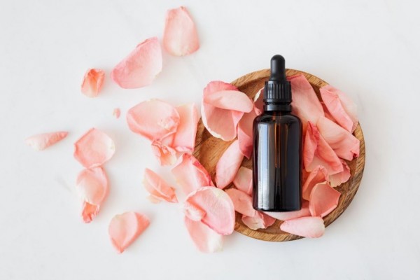 5 Manfaat Tak Terduga Air Mawar, Bikin Wajah Glowing Seketika