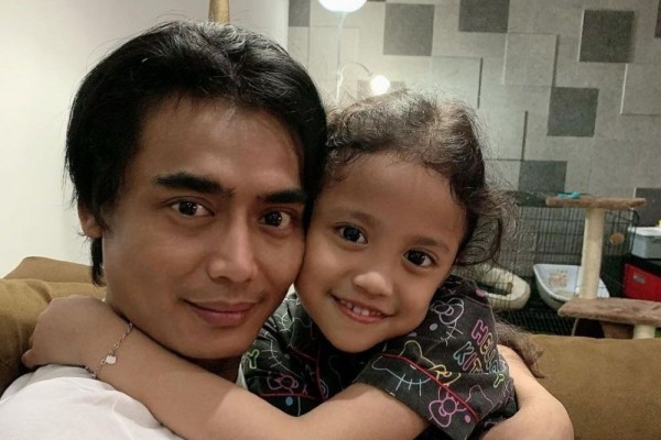 9 Potret Kebersamaan Charly van Houten dengan Putri Kesayangannya