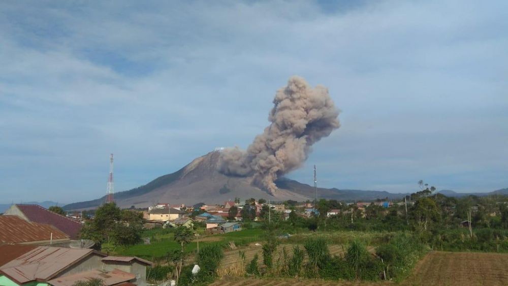 Gunung Sinabung Kembali Erupsi, Warga Dilarang Liburan ke Lau Kawar 