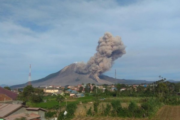 Gunung Sinabung Kembali Erupsi, Warga Dilarang Liburan ke Lau Kawar