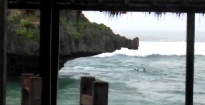 Dua Wisatawan Nekat Terjun dari Tebing Pantai Ngandong Gunungkidul 