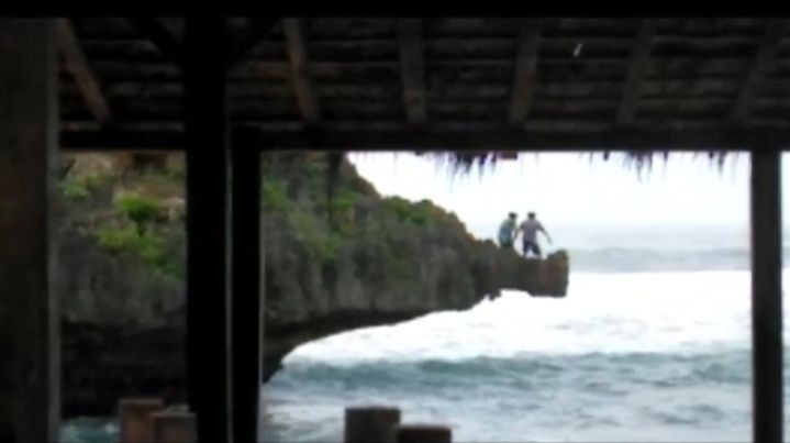 Dua Wisatawan Nekat Terjun dari Tebing Pantai Ngandong Gunungkidul 