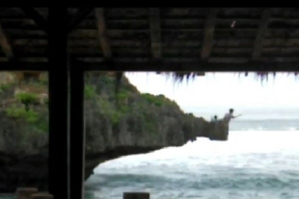 Dua Wisatawan Nekat Terjun dari Tebing Pantai Ngandong Gunungkidul