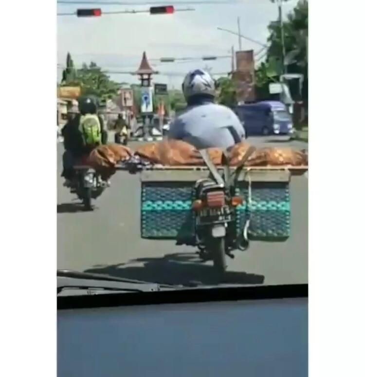 Viral! Pria di Boyolali Bawa Jenazah Ibu Kandung Pakai Sepeda Motor